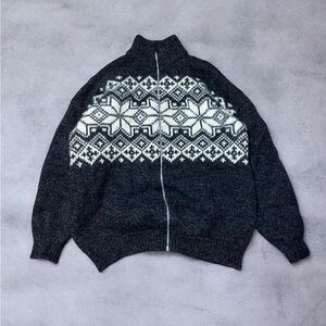 Men's Black and White Patterned Sweater